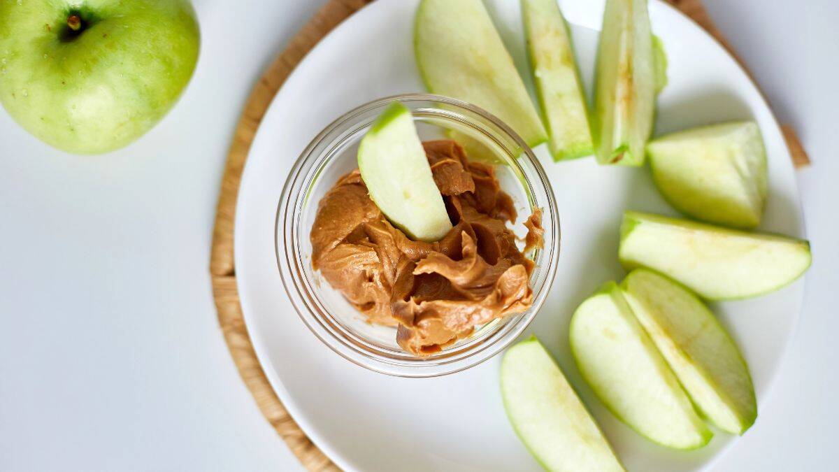apple slices with peanut butter