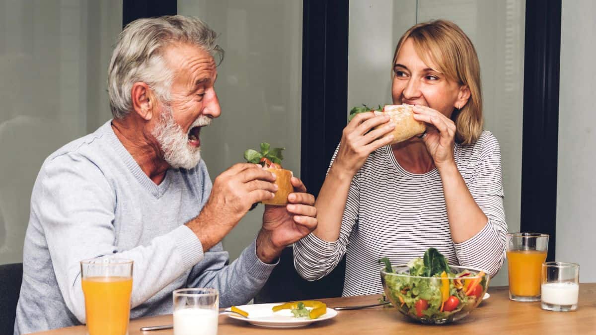 couple eating breakfast
