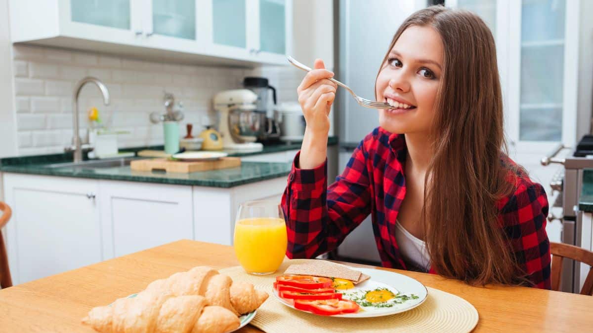woman eating breakfast