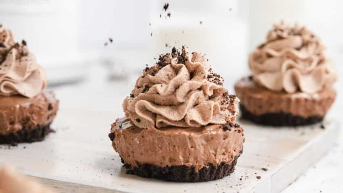 Easy No-Bake Mini Chocolate Cheesecakes