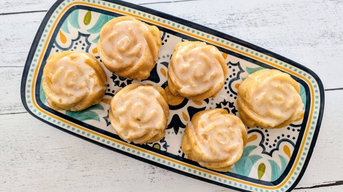 Mini Lemon Rose Bundt Cakes