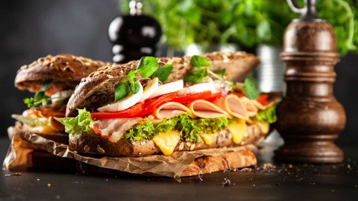 BLT sandwich with cheese