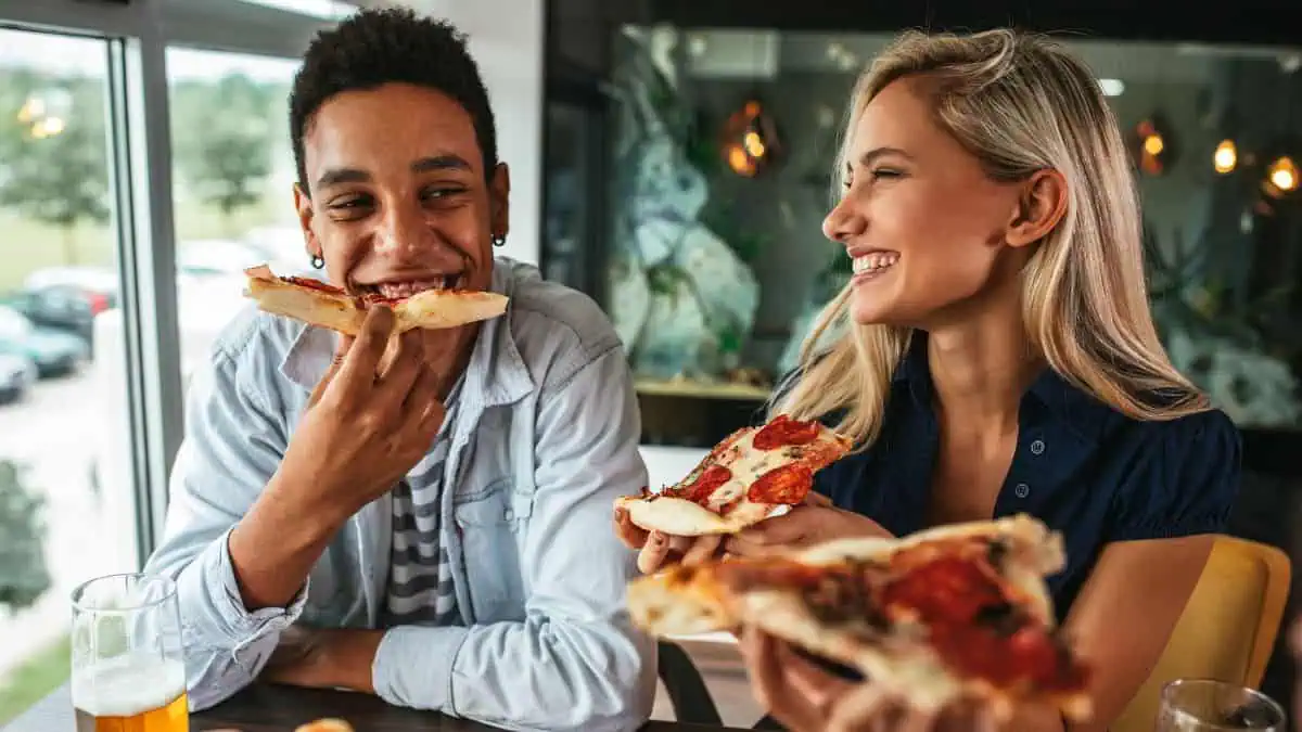 couple eating pizza