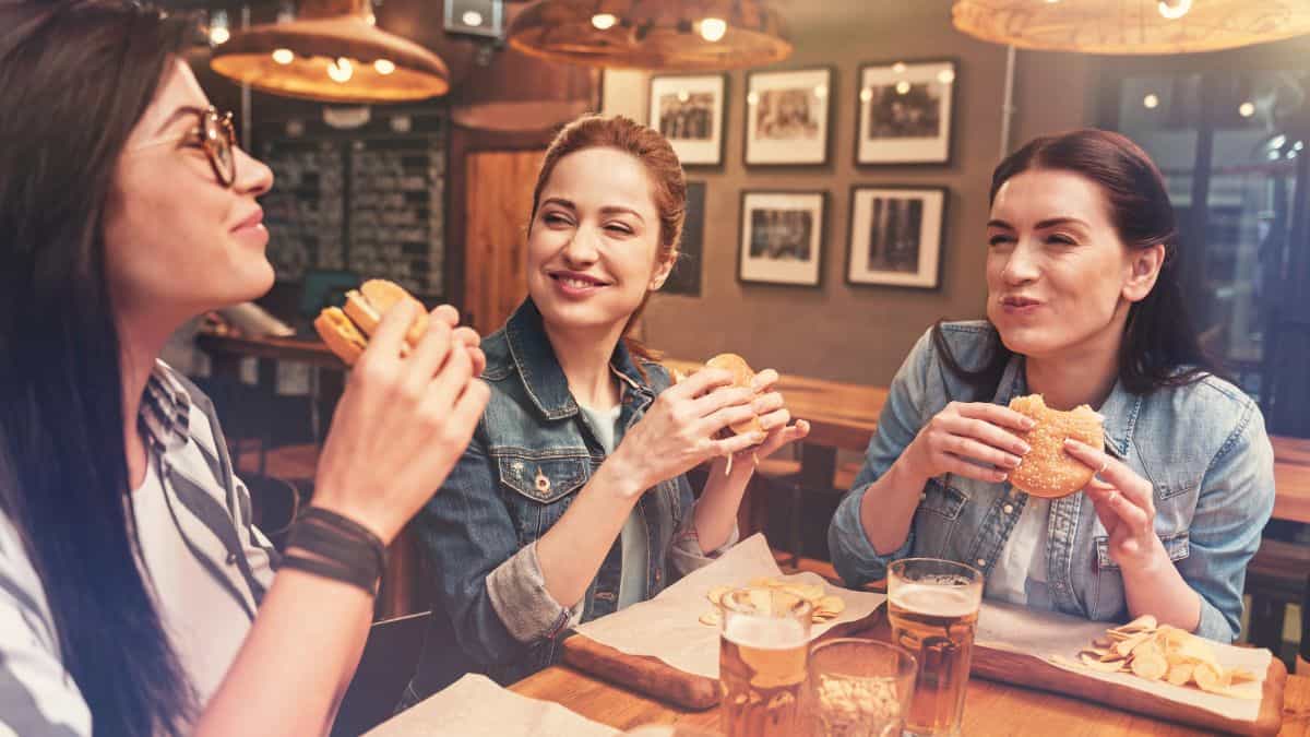 friends eating burgers