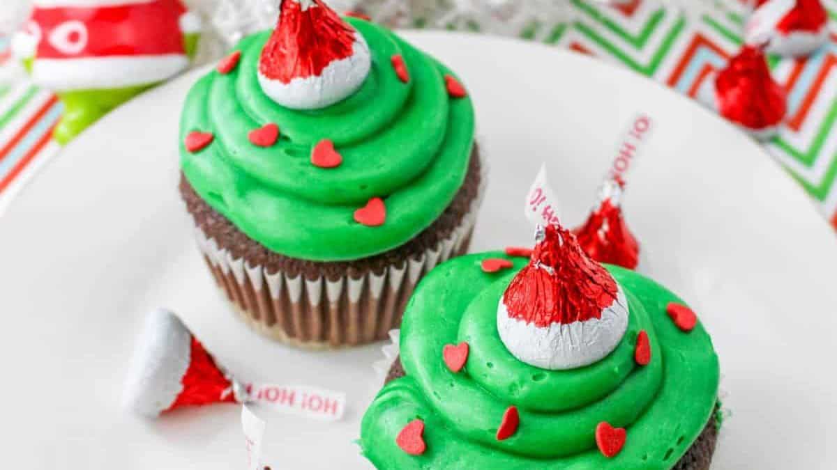A pair of Grinch Cupcakes.