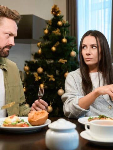 couple fighting at christmas dinner
