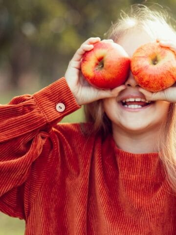 girl with apples over eyes