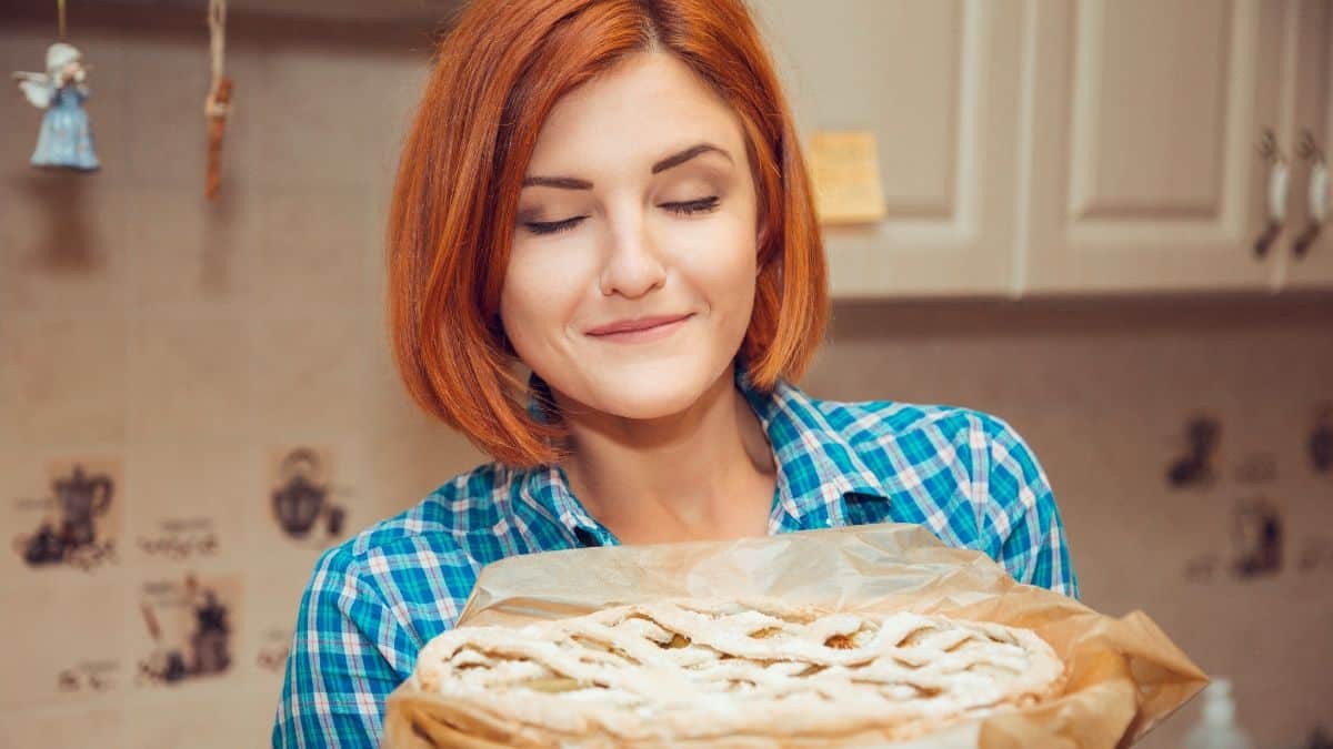 woman smelling pie