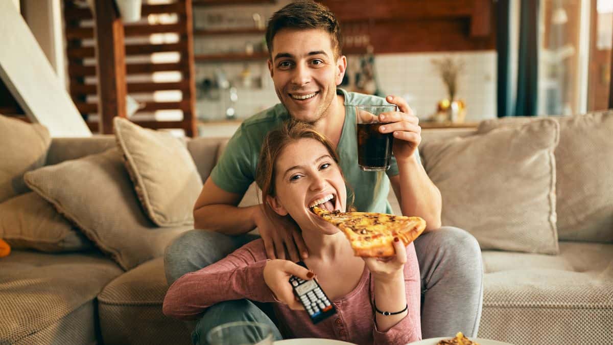couple eating pizza