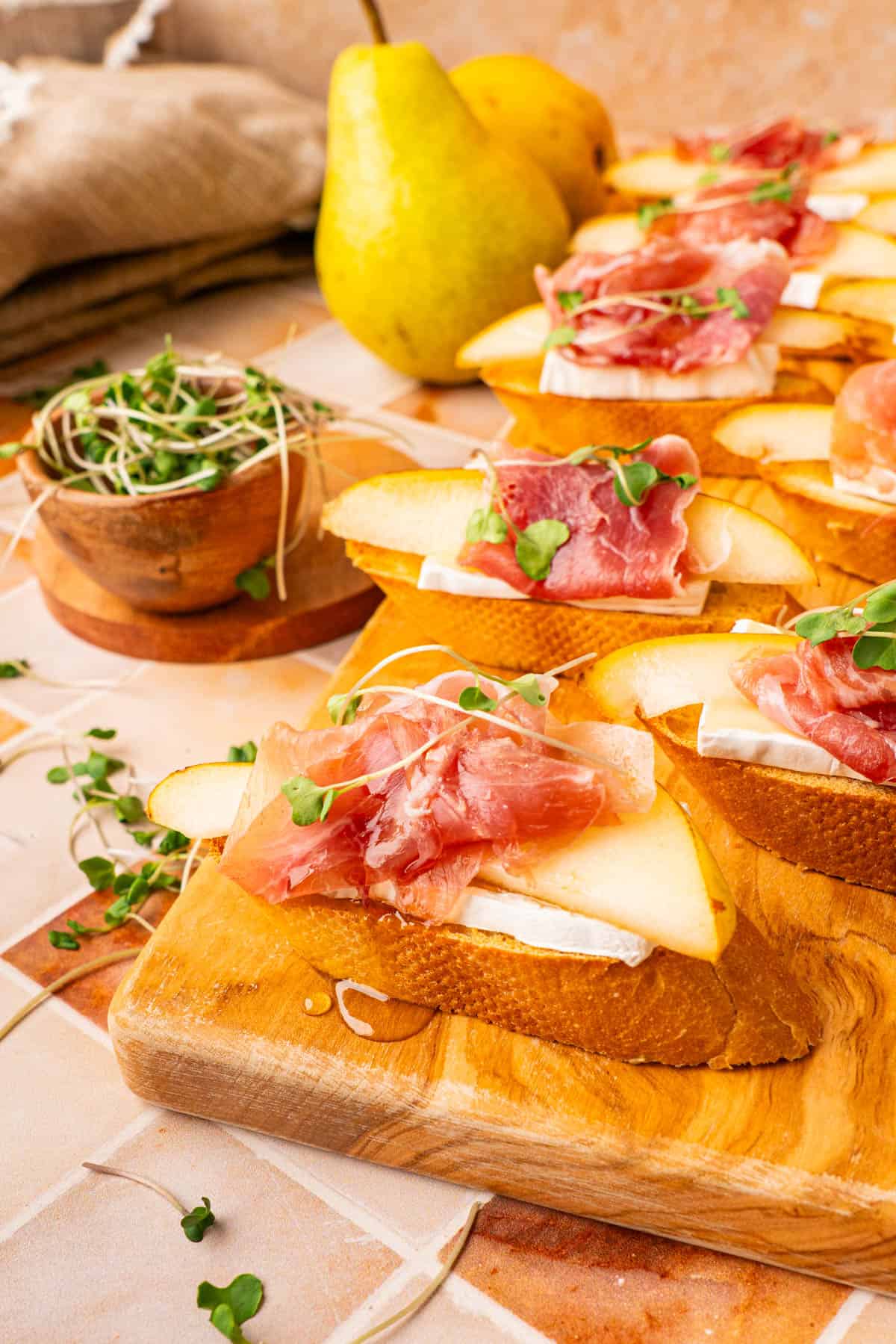 A picture of the completed tray of Brie Crostini with Prosciutto