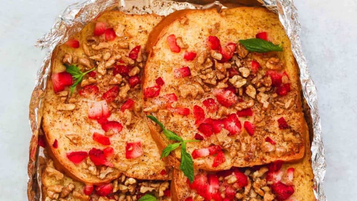 Close-up shot of French Toast foil packet. 