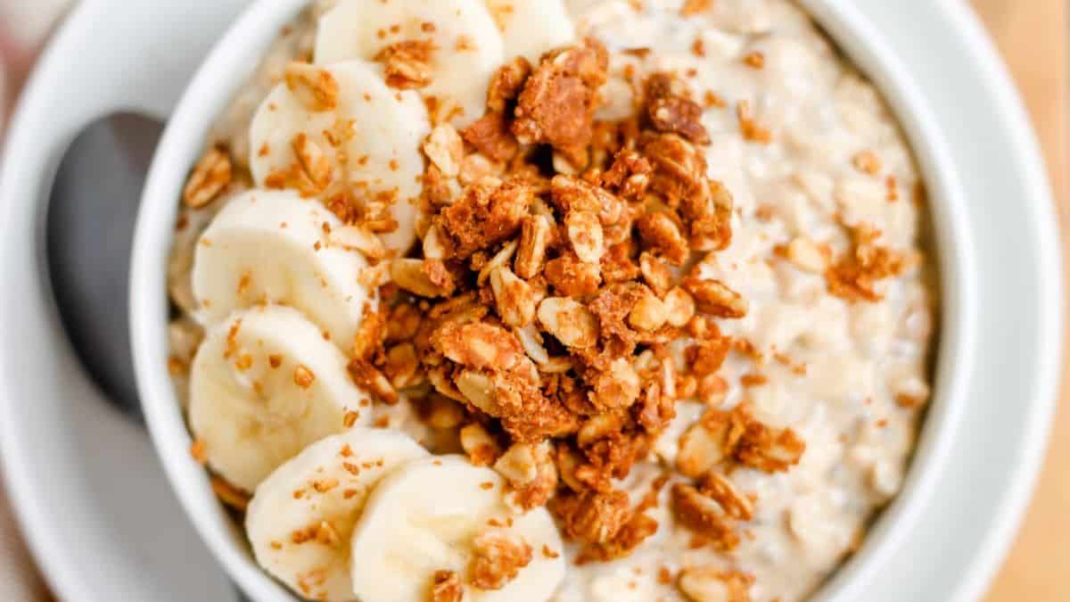 Peanut butter banana overnight oats topped with banana slices and peanut butter.