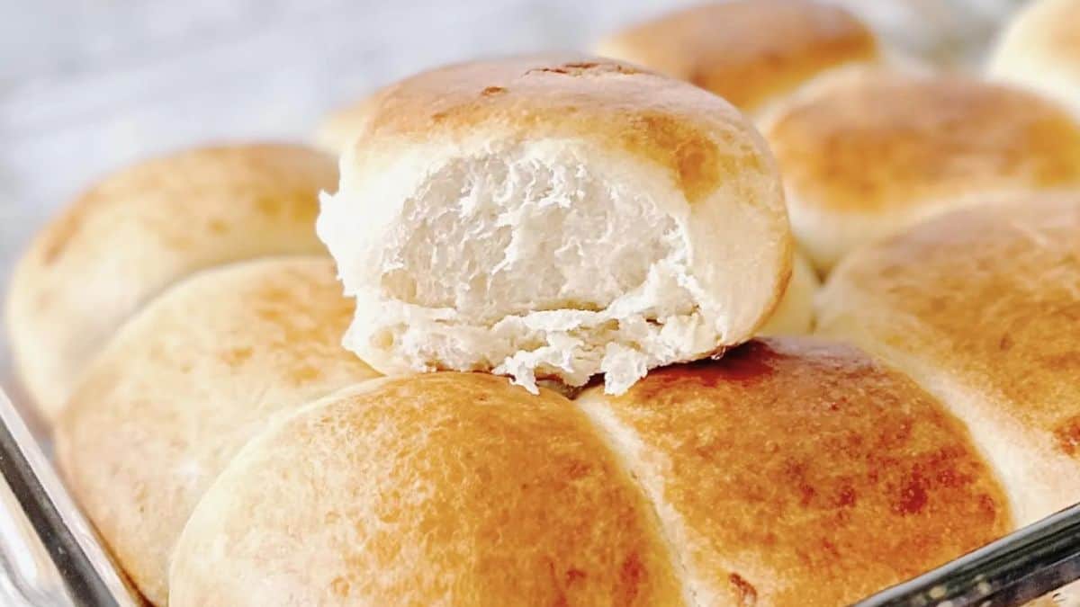 A couple of Hawaiian Rolls.