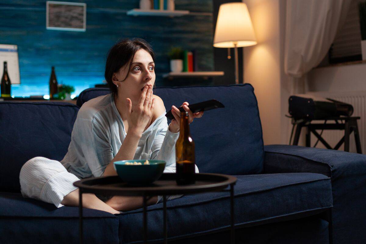 woman eating infront of the tv 