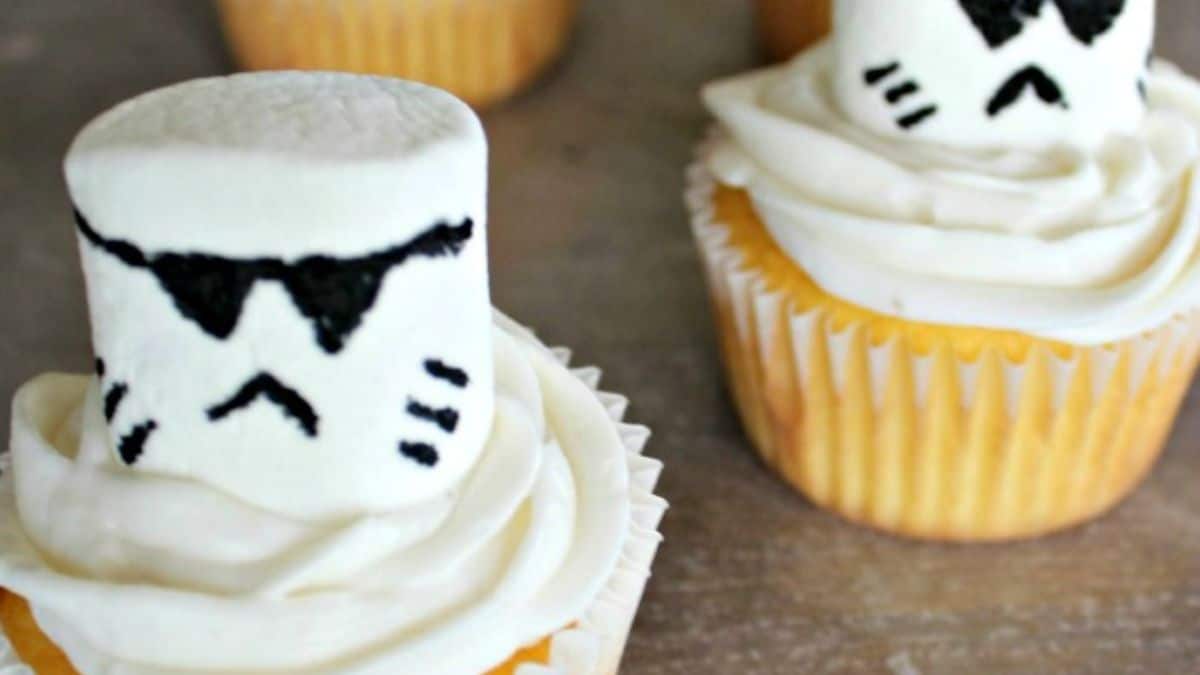 A photo of a couple of Storm Troopers Star Wars Cupcakes. 